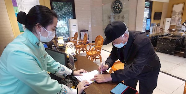 坚守廉洁底线，弘扬拾金不昧传统美德